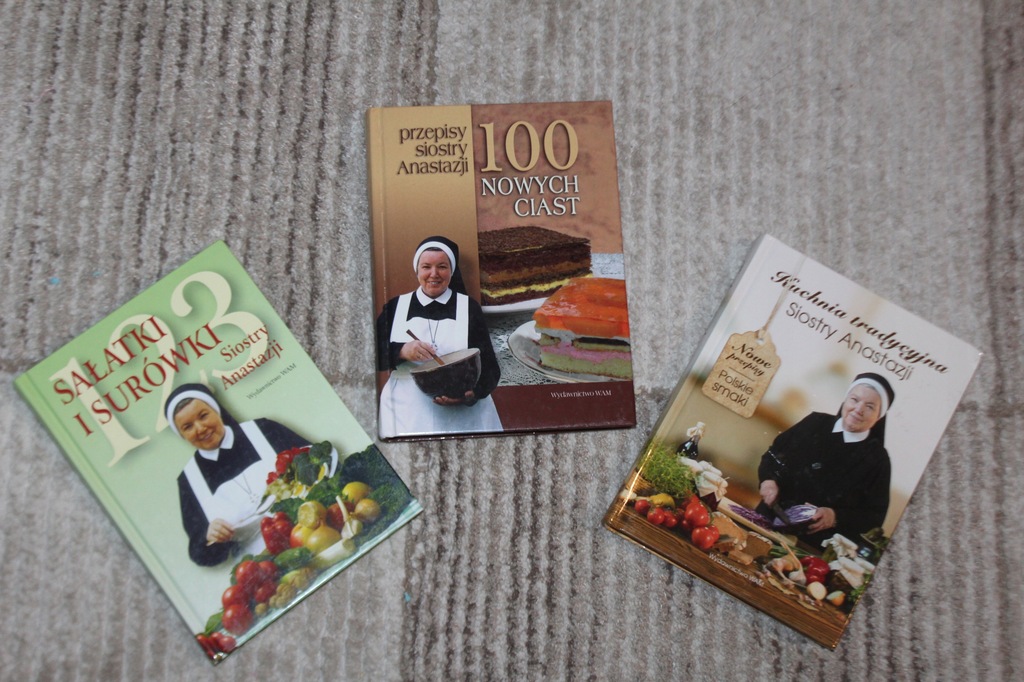 3 książki siostry Anastazji 100 nowych ciast itp.