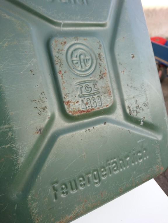 Antyk niemiecki kanister KRAFTSTOFF BFW TGL 4368