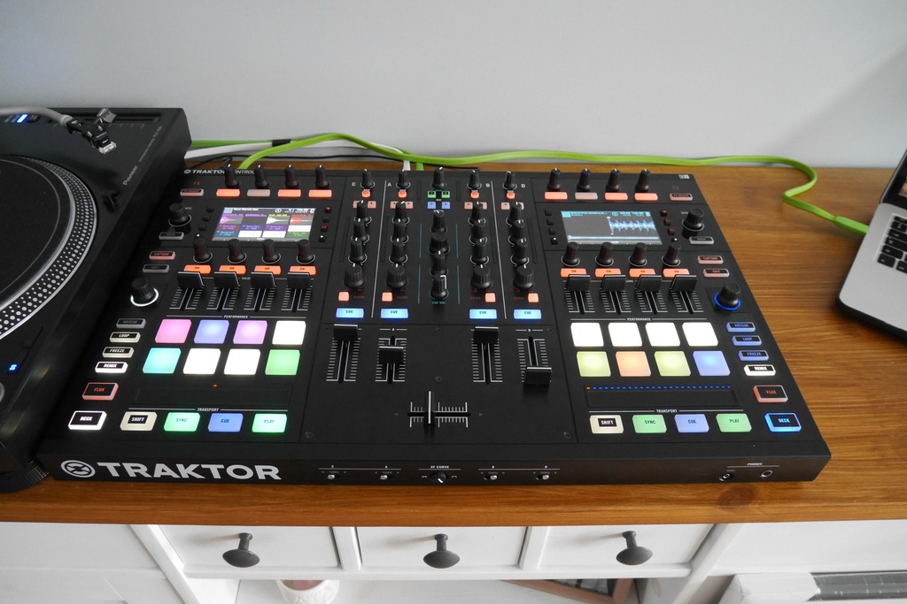 Native Instruments S8 DJ Kontroler