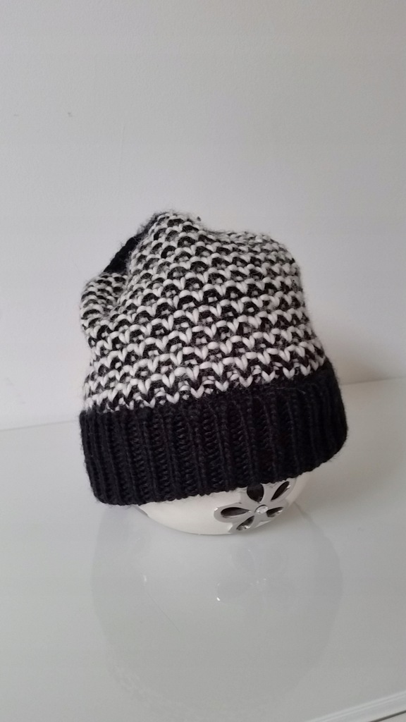 Zimowa czapka ,oryginalna GUESS - nowa
