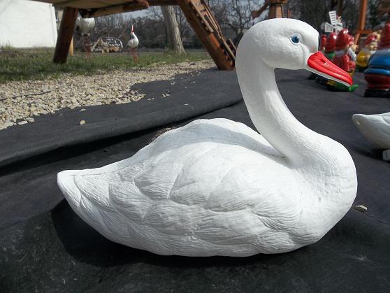 Łabędź do stawku plastik figurka ozdoba ogrodowa