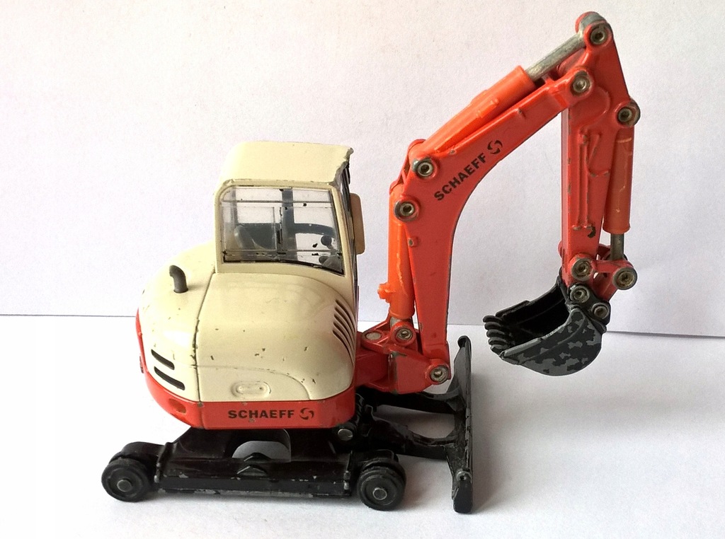 SIKU-KOPARKA SCHAEFF HR 32