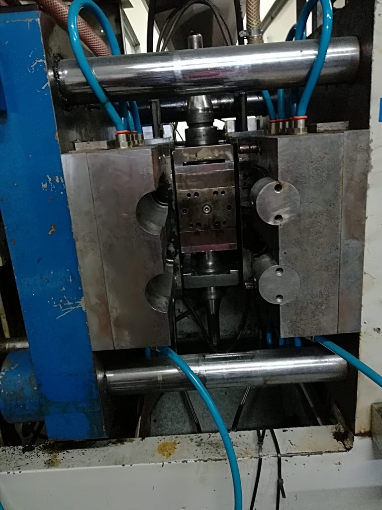 Wtryskarka, Wtrysk z rozdmuchem, butelczarka.IBM