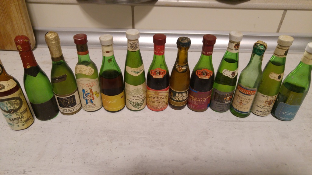 Miniaturki butelek z winem kolekcja