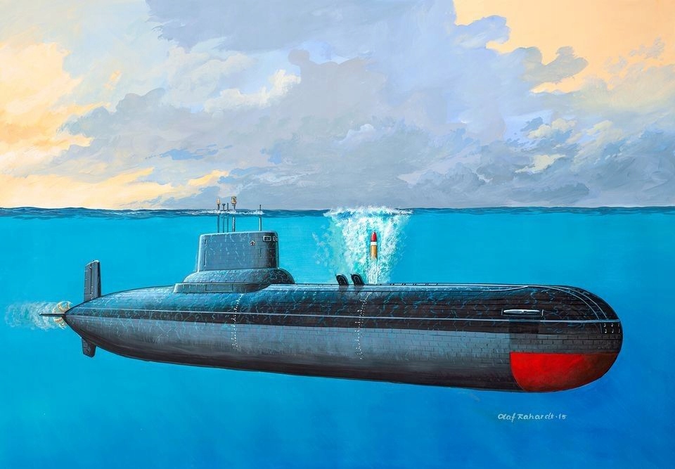 REVELL 1:400 Soviet Submarine TYPHOON CLASS 05138