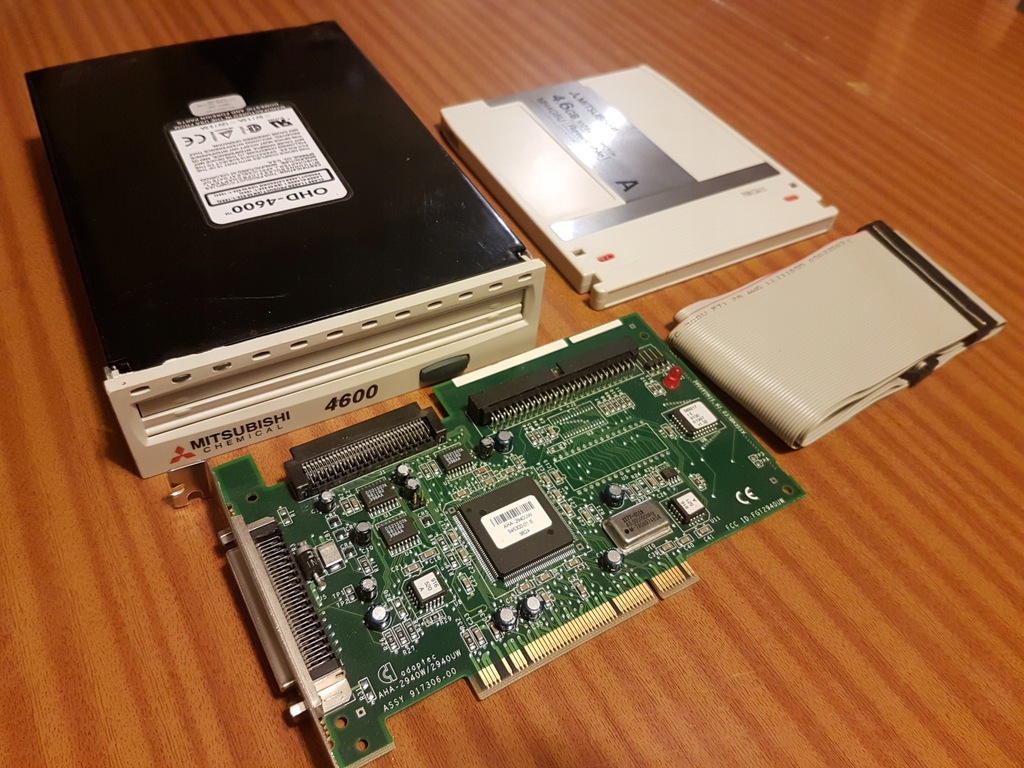Napęd MO 4.6GB nośnik RW kontroler SCSI AHA 2940UW