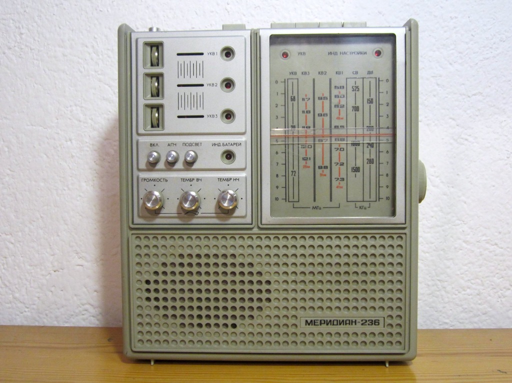 RADZIECKI RADIOODBIORNIK MERIDIAN 236