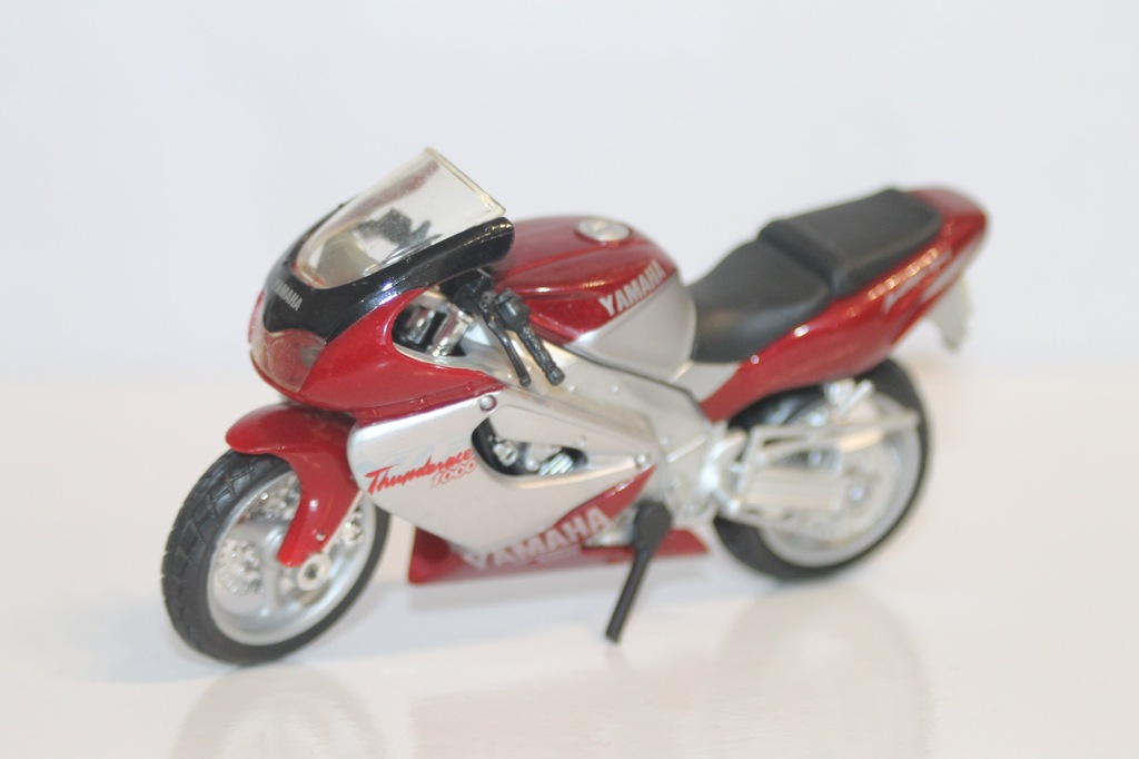 MAISTO- MOTOCYKL YAMAHA YZF THUNDERACE 1000 1/18  