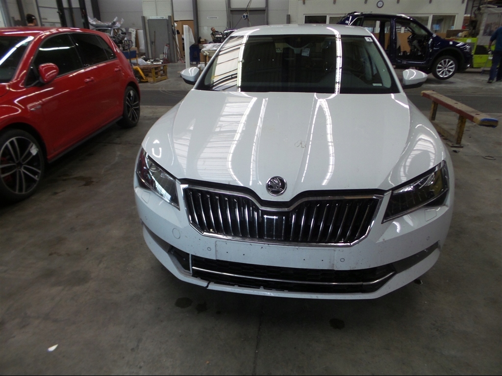 PRZÓD KOMPLETNY LS9R XENON LED SKODA SUPERB III 3V