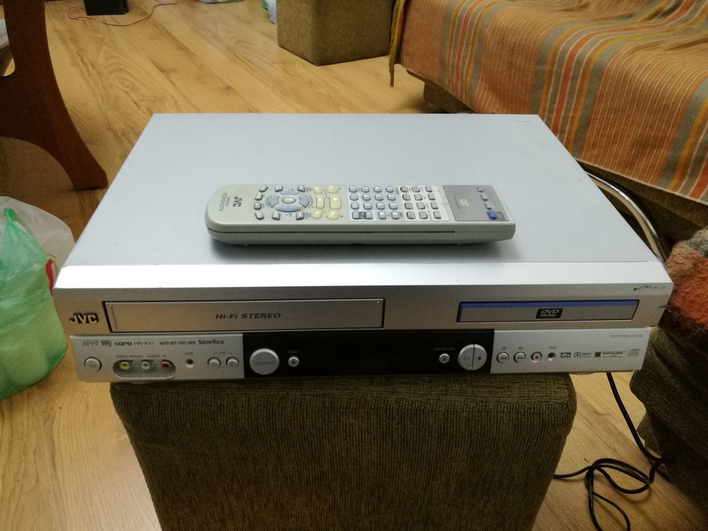 VHS/DVD Combo JVC HR-XV1 z pilotem