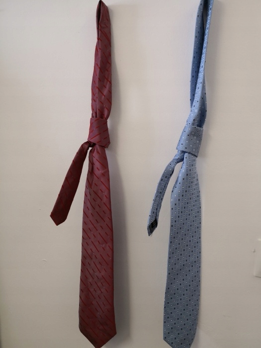 Dwa eleganckie krawaty stan idealny