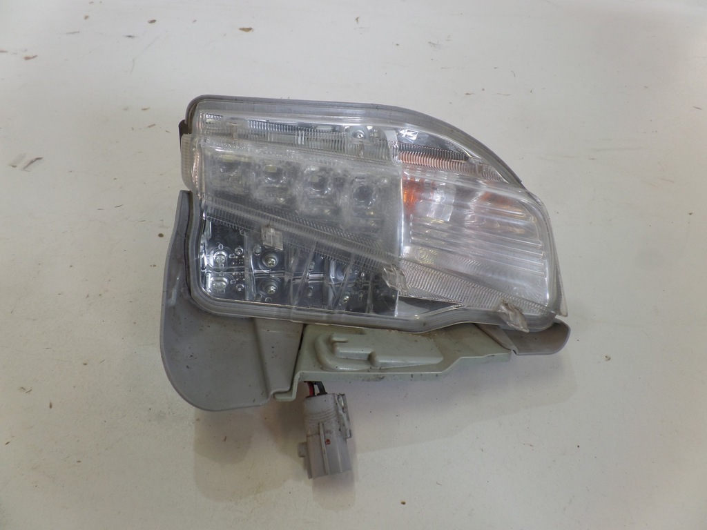 アクセサリー PRIUS- TOYOTA PRIUS PLUS + halogen LED DRL prawy kierunek