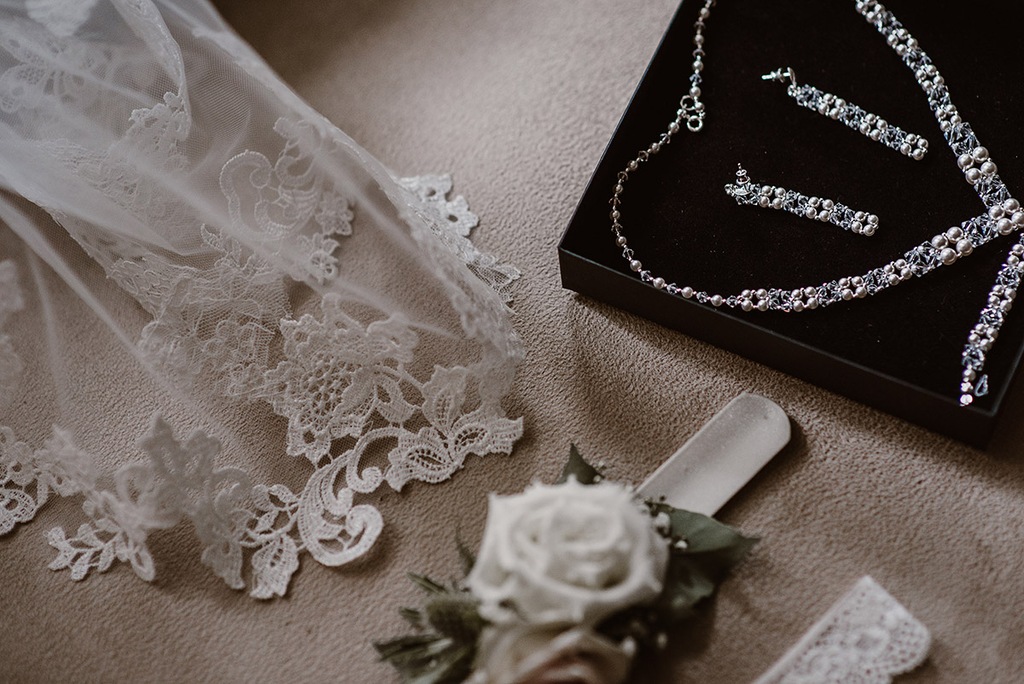 Biżuteria ślubna, perełki i kryształki Swarovskieg
