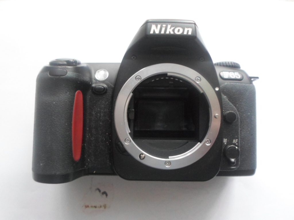 NIKON F 65 ,AUTOFOKUS, z bateriami .