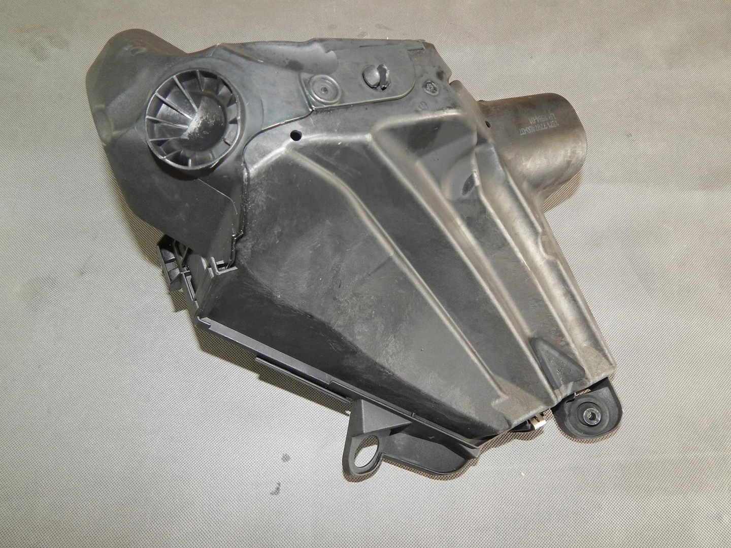 BMW 1 E-87 2.0 AIR FILTER HOUSING 70316826 - Image 4