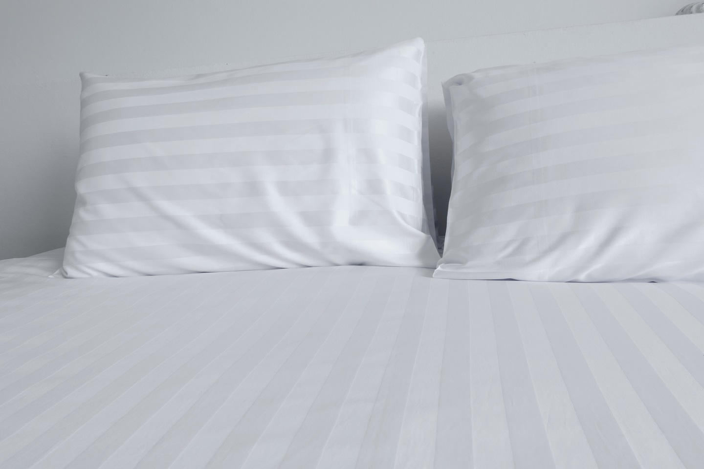 Белые постельные подушки