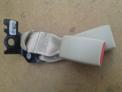 защелка ремня зад Cadillac CTS II 08-14