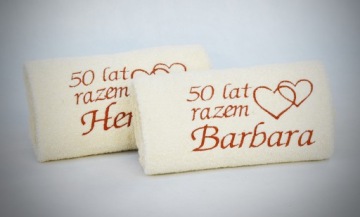 2 БОЛЬШИХ ВЫШИВАННЫХ полотенца в корзине.