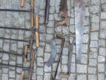 Старые инструменты, дрели, рубанок, дрель, пила и т. д.