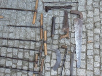 Старые инструменты, дрели, рубанок, дрель, пила и т. д.