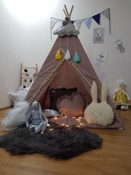 Tipi палатка, установленная со сливочными помпонами