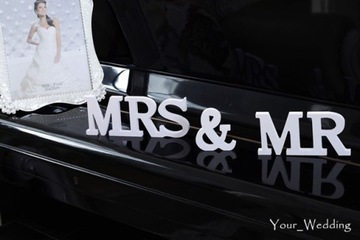 Mr & Mrs на столе буквы, надпись, свадебное оформление