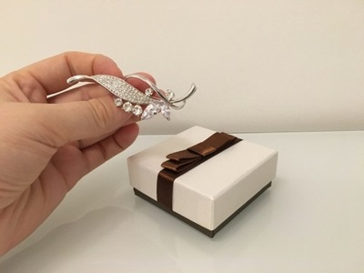 SREBRNA BROSZKA SWAROVSKI KRYSZTAŁKI PUDEŁECZKO