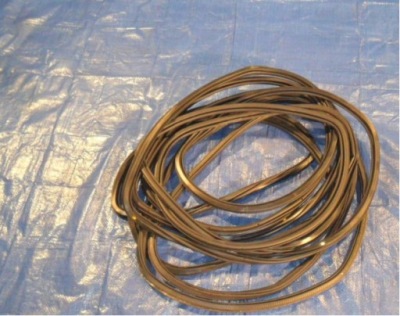 Audi q7 fl прокладка кузовна ліва передня фото №1