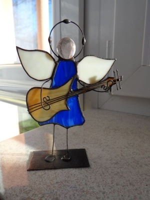Anioł z Gitarą Nutką Stojący aniołek witrażowy Muzyk