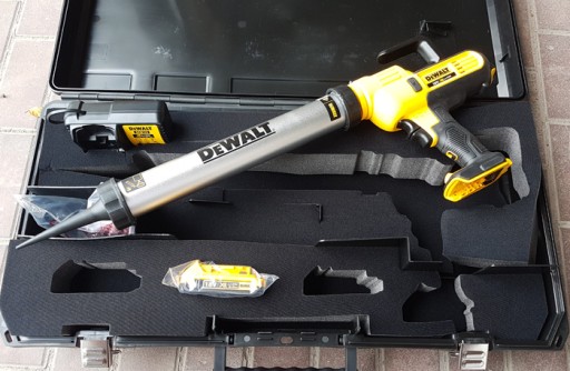 Беспроводной силиконовый пистолет DeWalt.