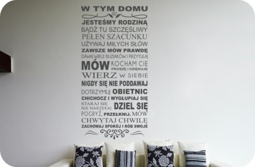 Надпись на стикере на стене спальни In This House 182
