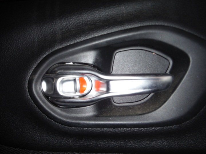 HANDLE INTERIOR LEFT FRONT JEEP CHEROKEE KL 2014 photo 1 - milautoparts-fr.ukrlive.com