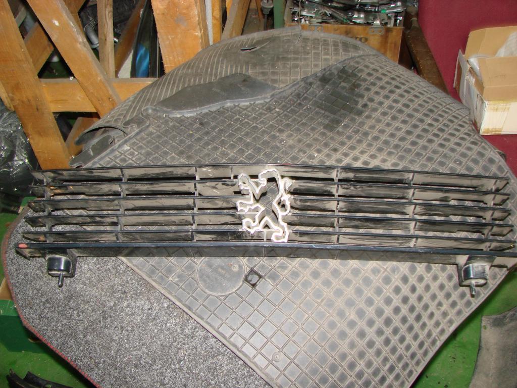 Купити Решітка радіатора peugeot 305