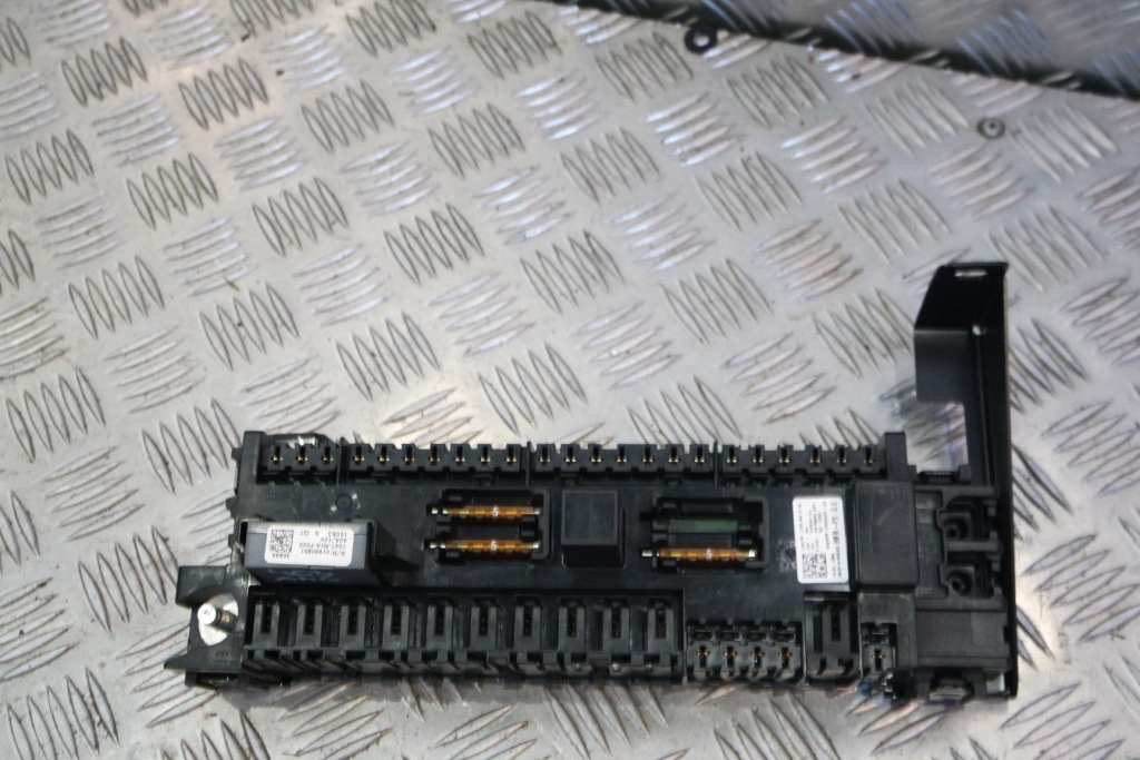 Купити Коробка запобіжників mercedes w463 a1665402350