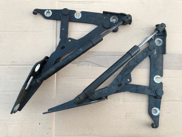 фото №1, Audi a6 c6 sedan петлі кришки 4f5827301 4f5827302