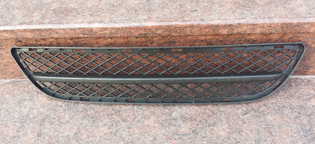 Решётка средняя открытая бампера перед bmw e90 e91 318 320 323 51117154556 Оригинал